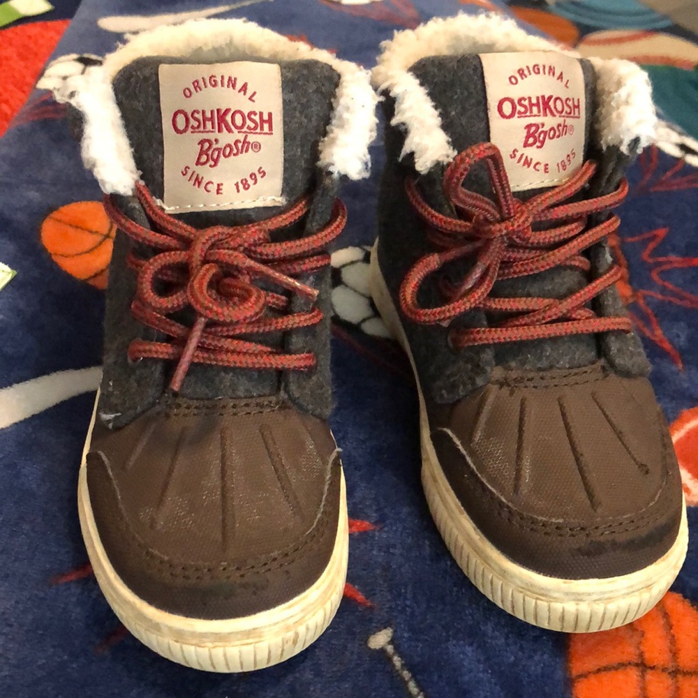 Oshkosh size 9